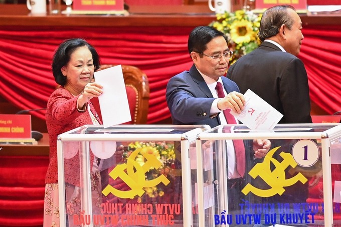 Trưởng Ban Tổ chức Trung ương Phạm Minh Chính và Trưởng Ban Dân vận Trung ương Trương Thị Mai bỏ phiếu bầu. Ảnh: Giang Huy